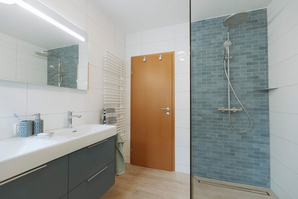 Modernes Badezimmer mit großformatigen Fliesen.