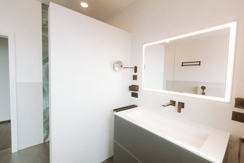 Modernes Badezimmer mit großformatigen Fliesen.