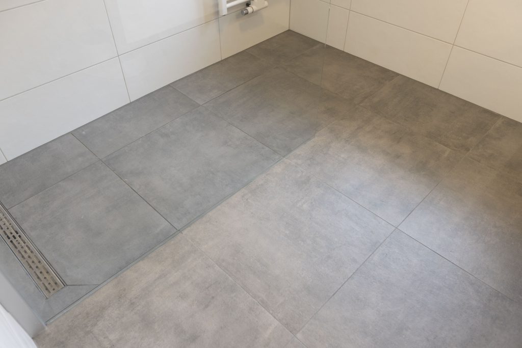 Modernes Badezimmer mit großformatigen Fliesen.