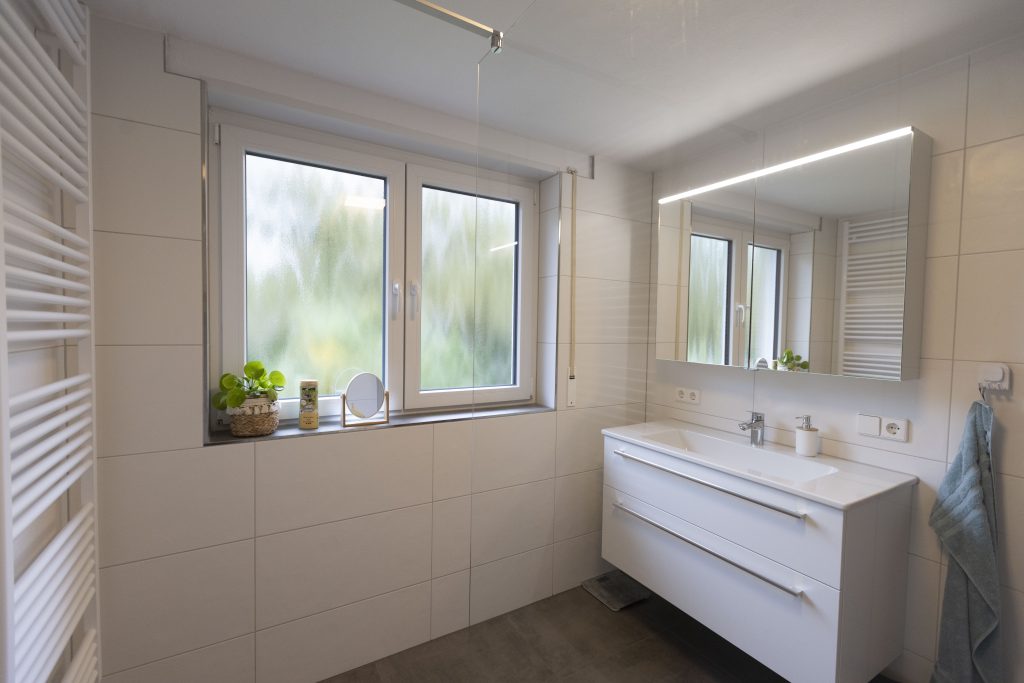 Modernes Badezimmer mit großformatigen Fliesen.