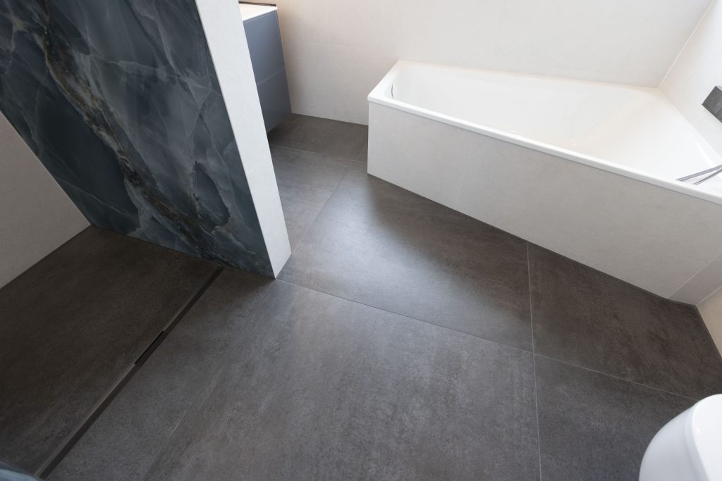 Modernes Badezimmer mit großformatigen Fliesen.