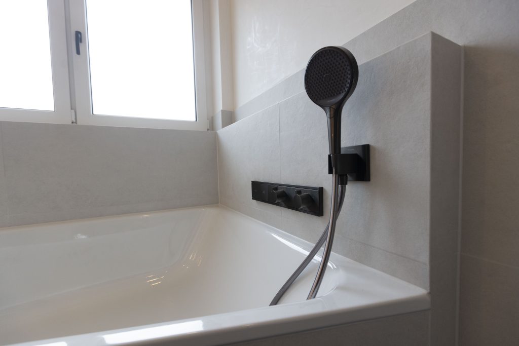 Modernes Badezimmer mit großformatigen Fliesen.