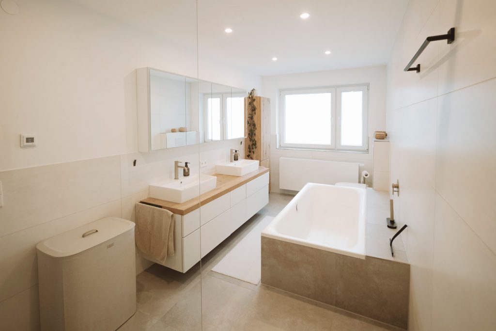 Modernes Badezimmer mit großformatigen Fliesen.