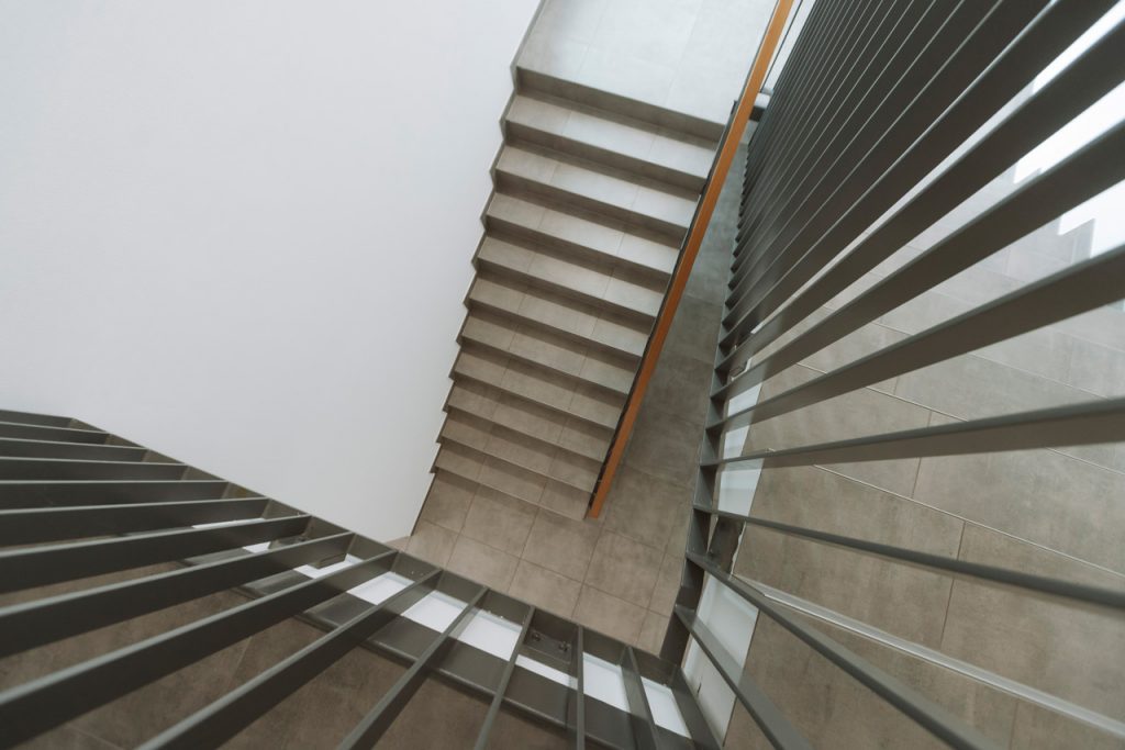 Moderne Fliesenarbeiten in einem Objektgebäude.