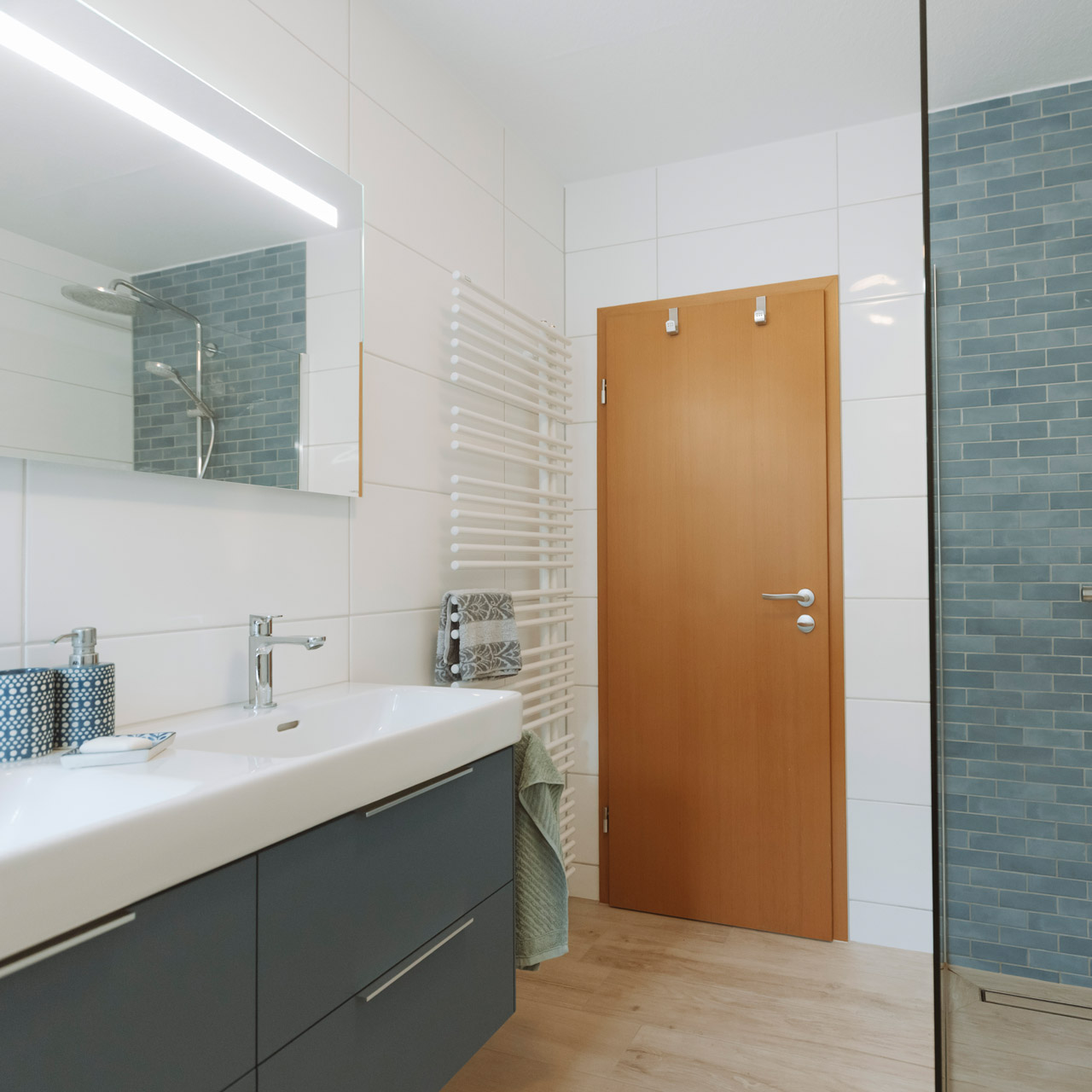 Modernes Badezimmer mit großformatigen Fliesen.